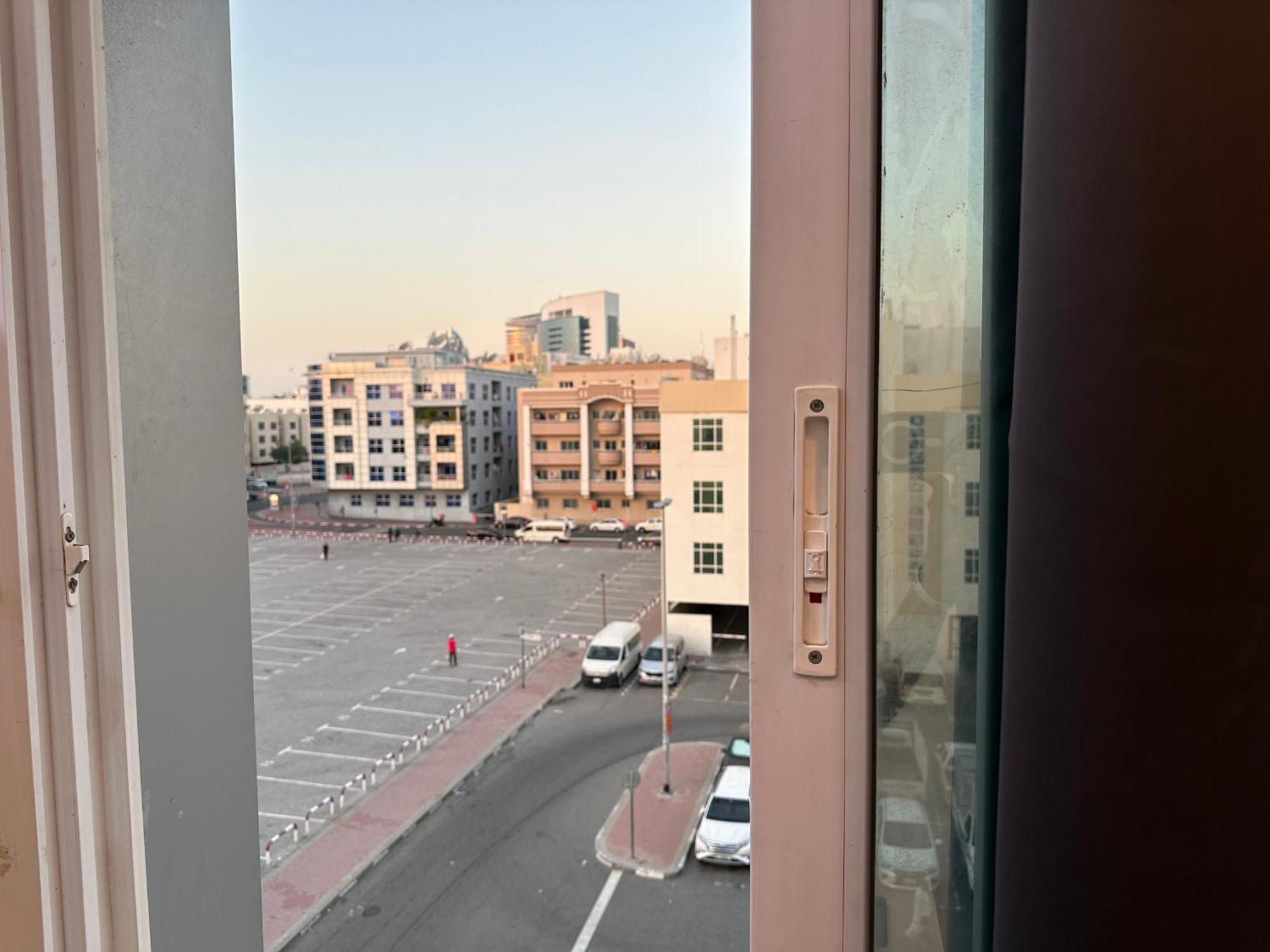 Partition Room In Al Seef Near Burjuman Metro Dubái Exterior foto
